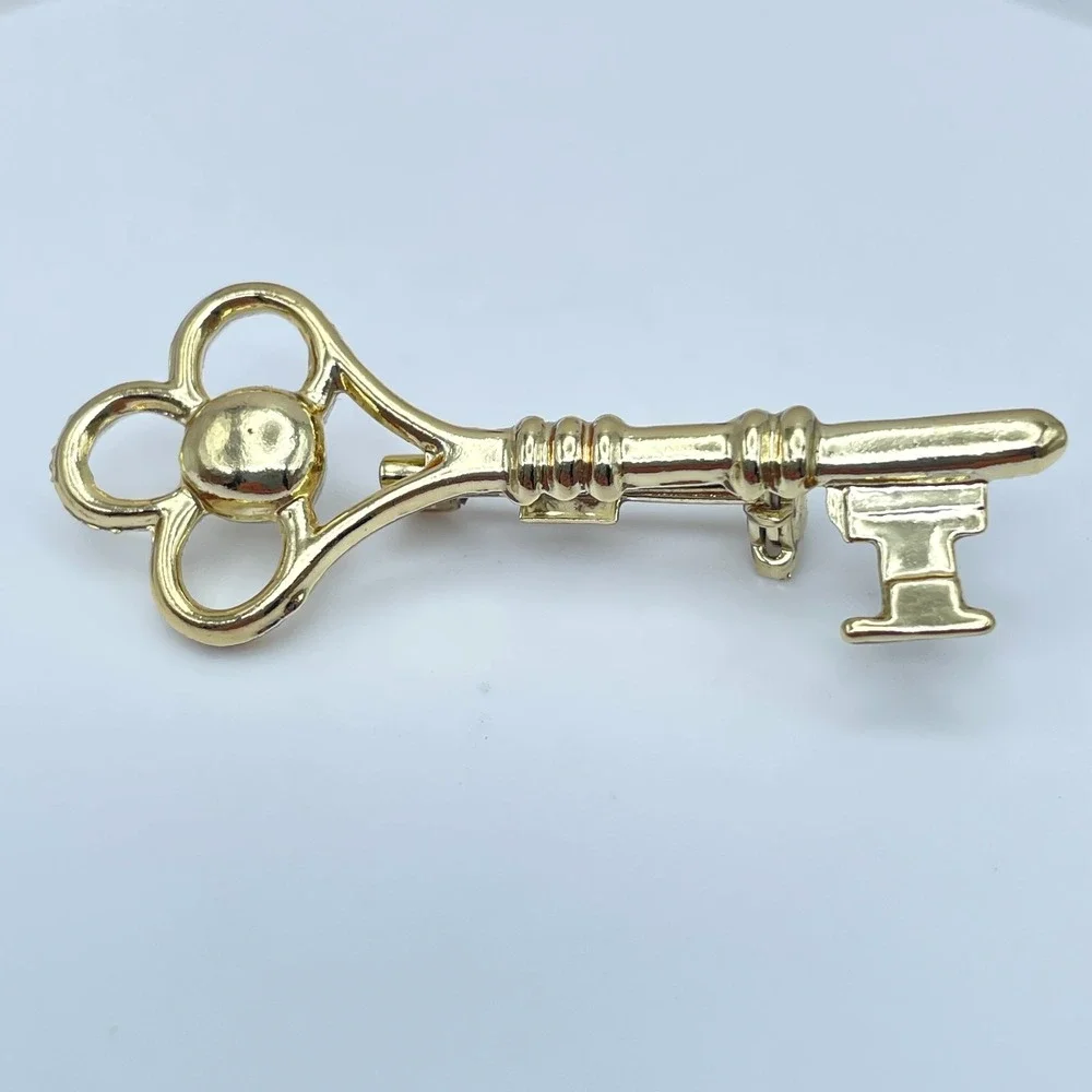 Vintage Gold-Tone Engraved Metal Embellished Skeleton Key Roll-Over Brooch Pin